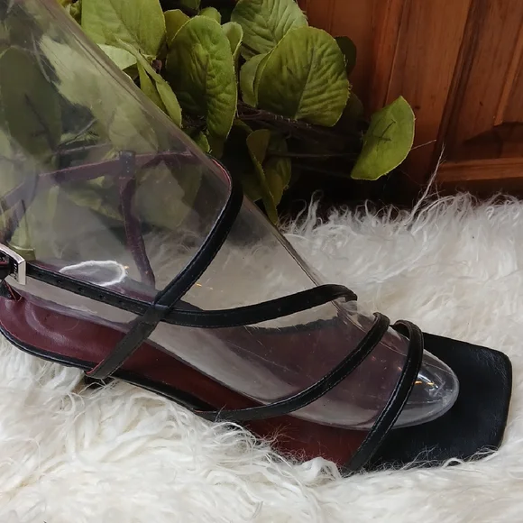 Elegant Black Strappy Women's Heels - Picture 3 of 16